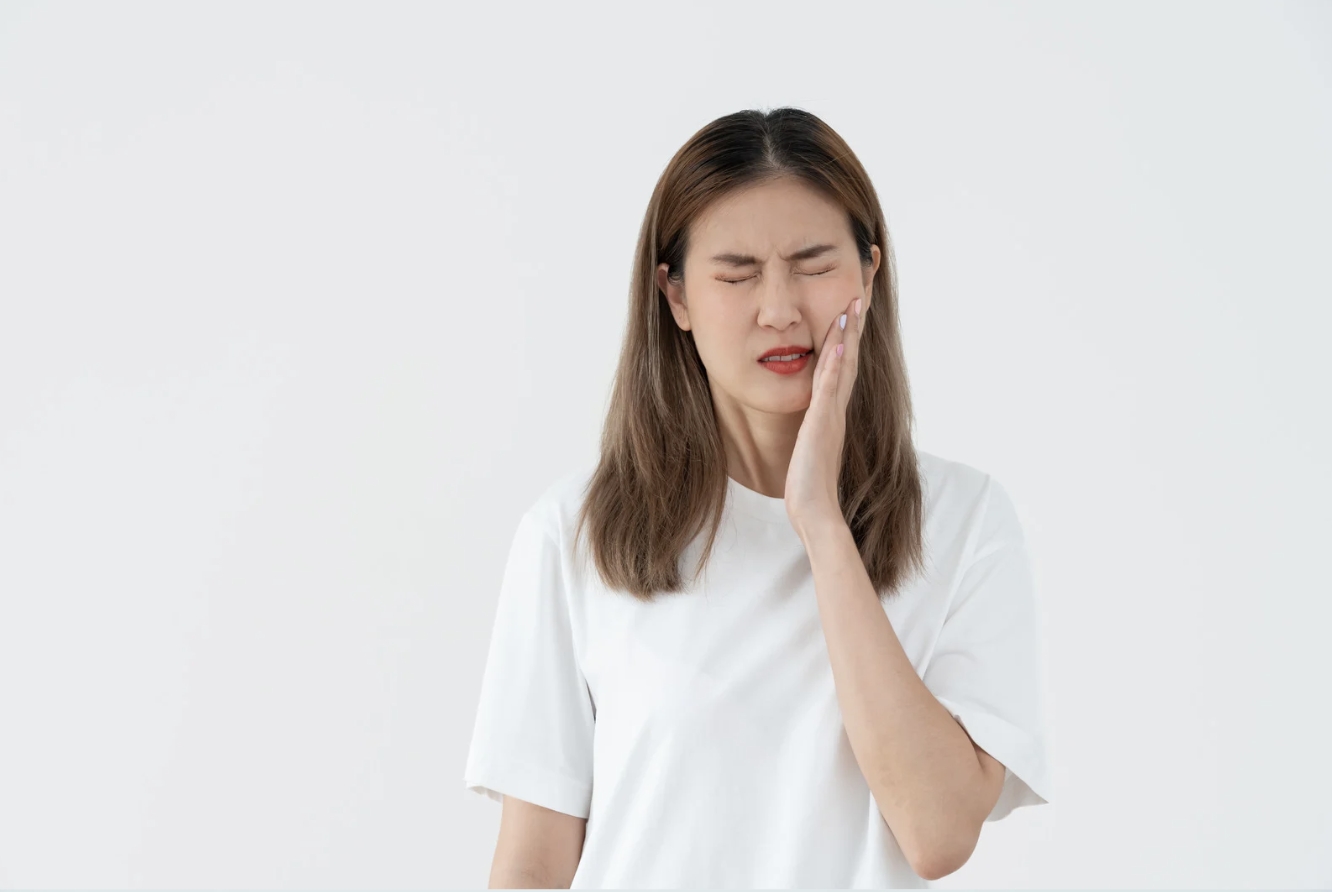 インプラント治療後の腫れや痛み、いつまで続く？対処法も紹介
